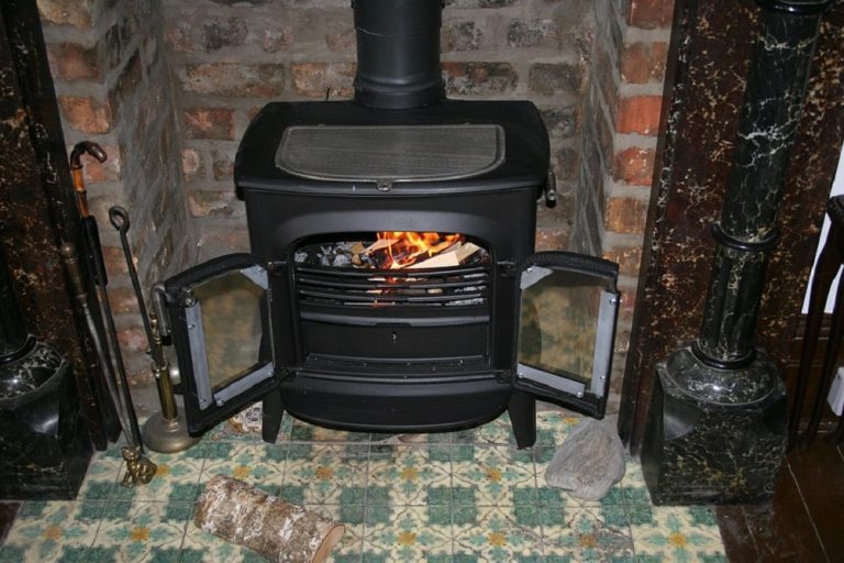 Poêle dans cheminée ancienne : comment réussir son installation