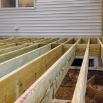 Pose d’une terrasse en bois sur parpaing
