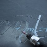 Comment la gravure sur ardoise peut transformer votre intérieur en un espace unique et personnalisé