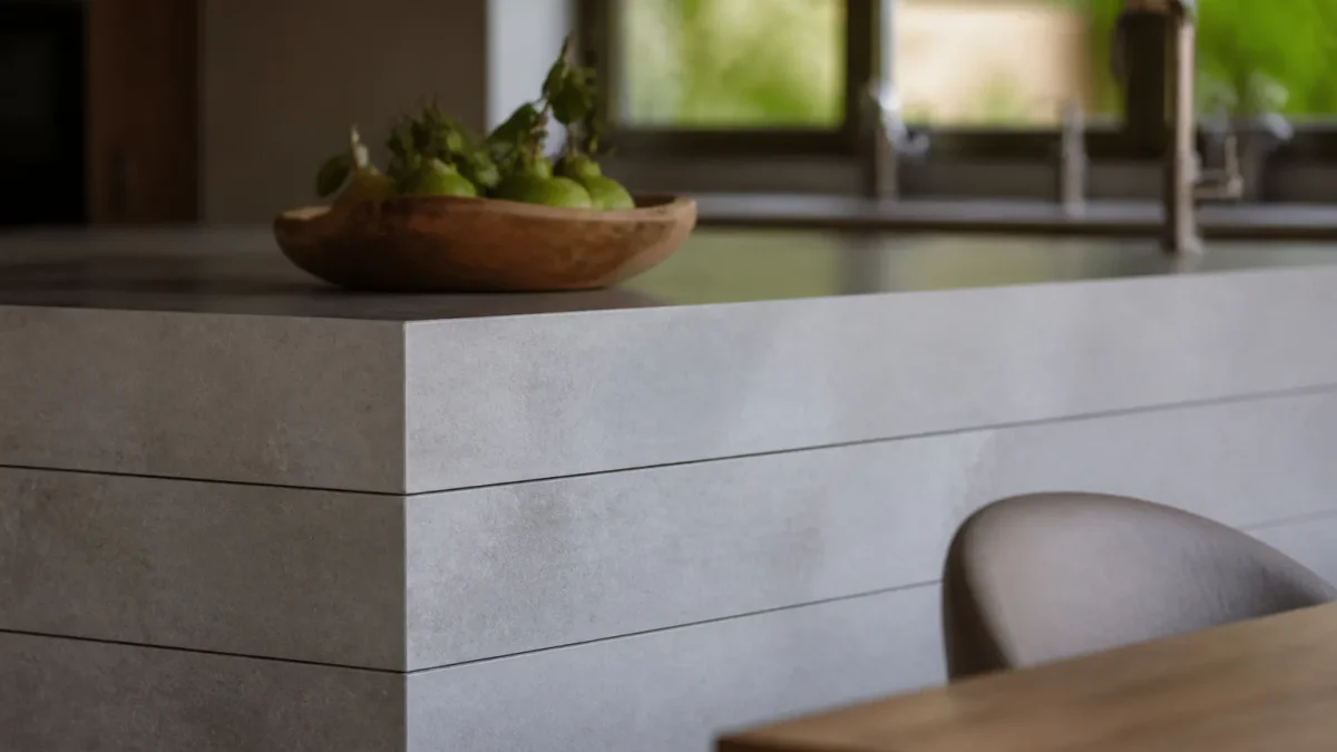 Plan de travail cuisine en blocs gris clair empiles verticalement