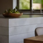 Plan de travail cuisine en blocs gris clair empiles verticalement
