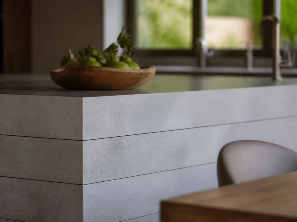Plan de travail cuisine en blocs gris clair empiles verticalement