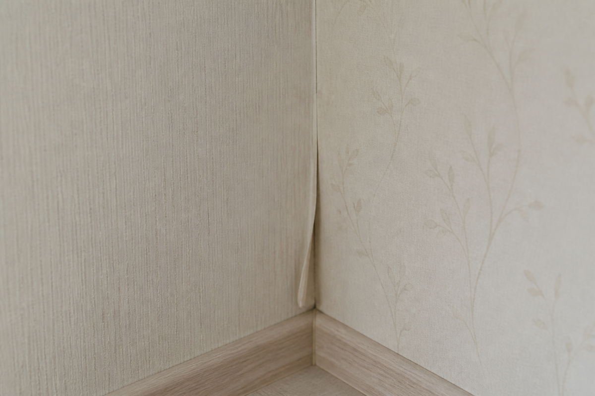 Papier peint chevauchant coin interieur mur imparfait
