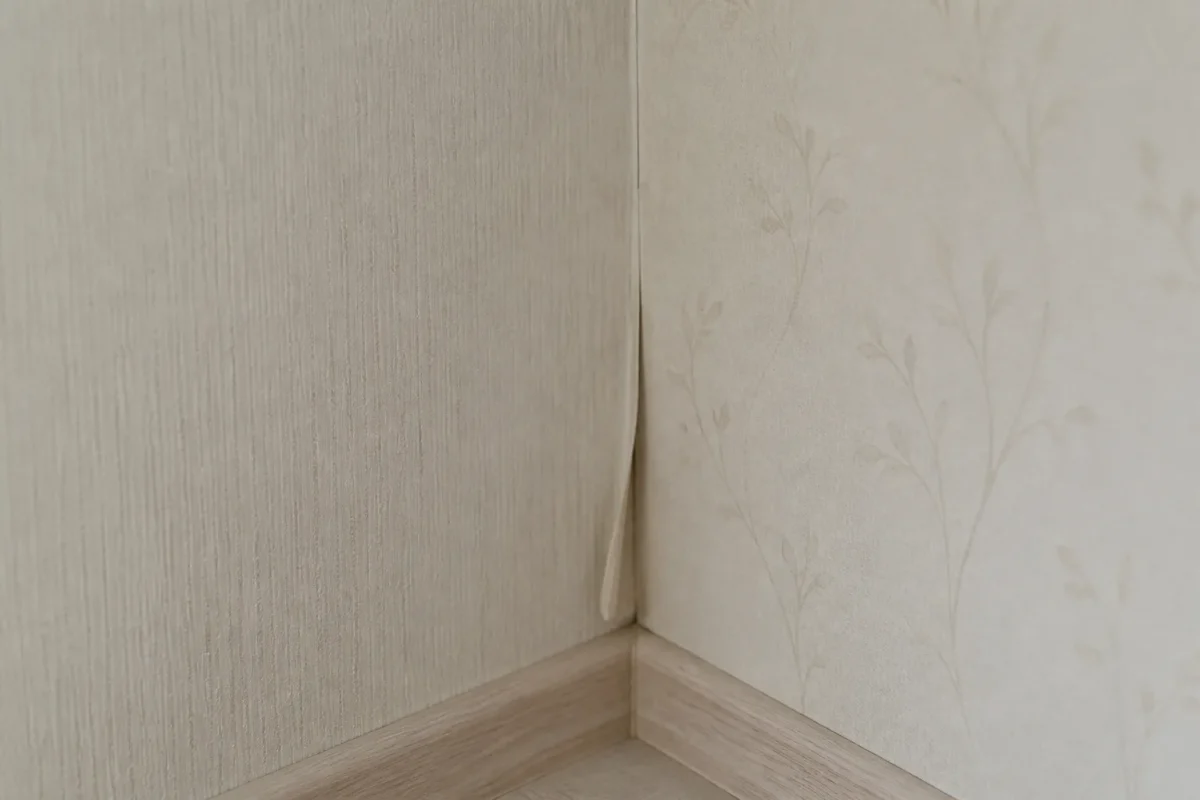 Papier peint chevauchant coin interieur mur imparfait